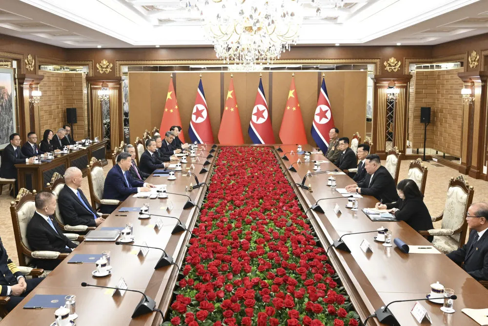Çin ve Kuzey Kore liderleri Pyongyang’da masaya oturdu