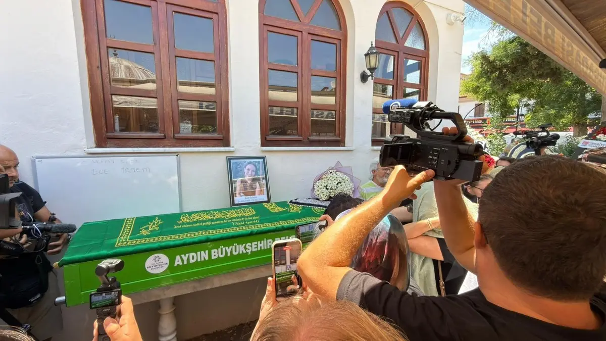 Ece İrtem in cenazesi camiye getirildi! Fotoğraf yarışı pes dedirtti 3