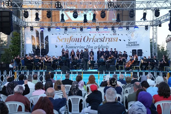 Ümraniye meydanında 75 gençten senfonik şölen