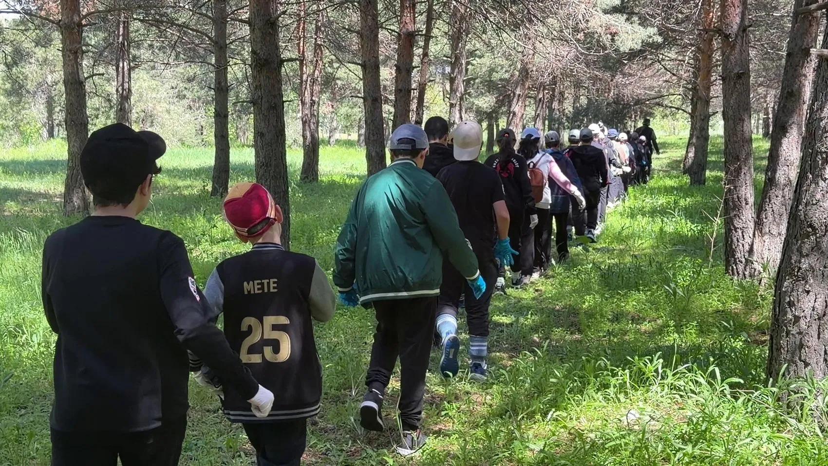 Erzurumlu öğrenciler kampüste temizlik hareketine katıldı