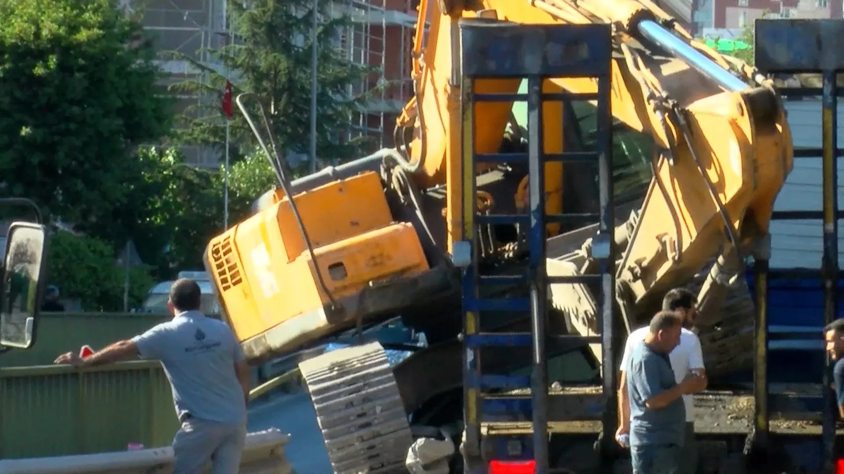 Bahçelievler'de TIR üstündeki kepçe yola savruldu