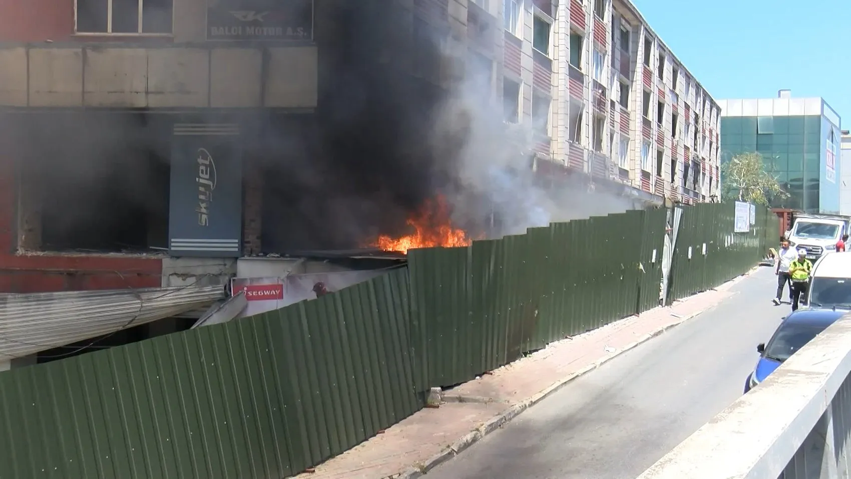Küçükçekmece'de boş binadan yükselen dumanlar trafiği kilitledi
