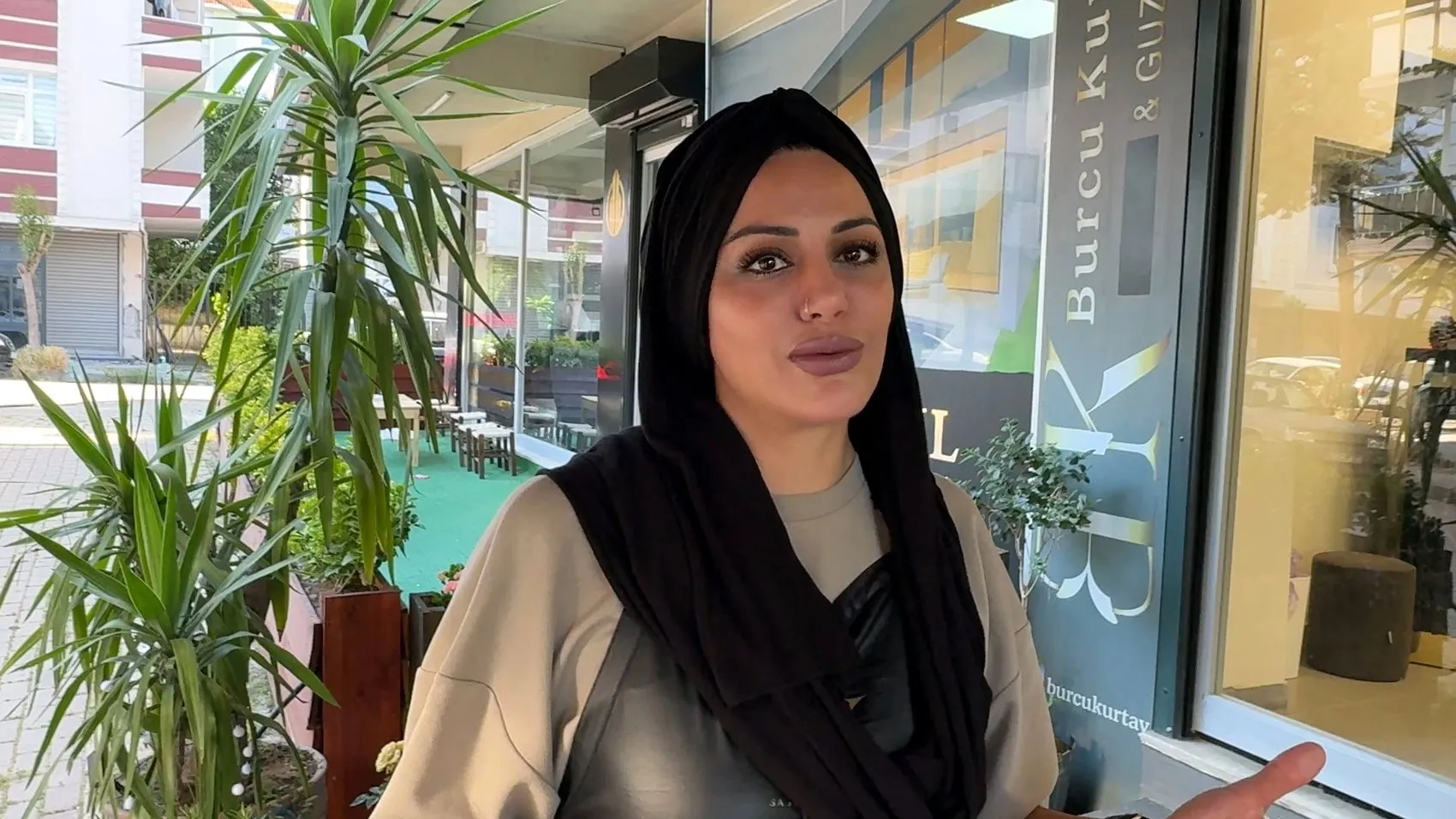 Avcılar'da çiçek hırsızlığı kameraya yansıdı
