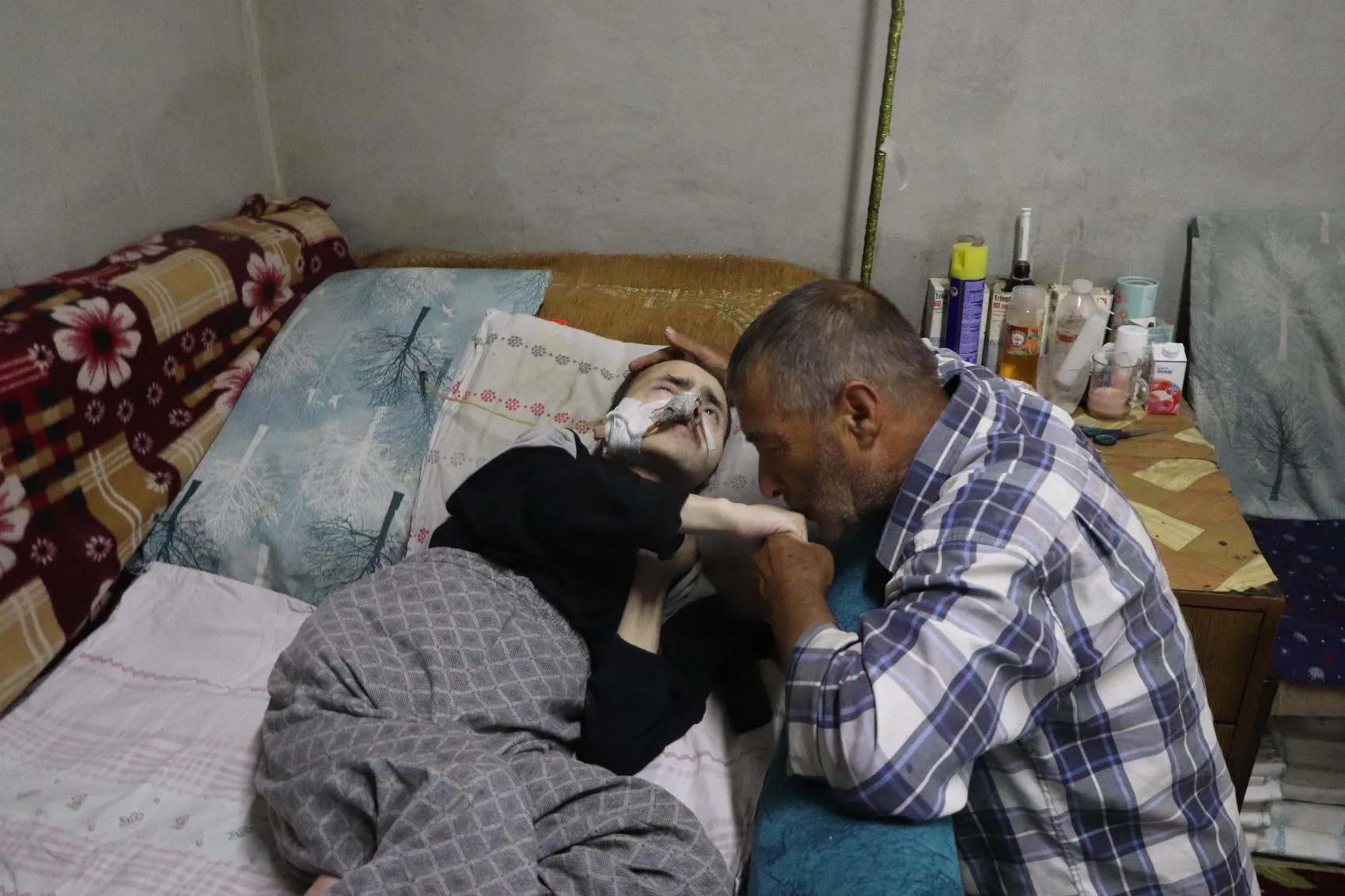 Manisalı baba 40 yıldır tek başına engelli oğluna bakıyor