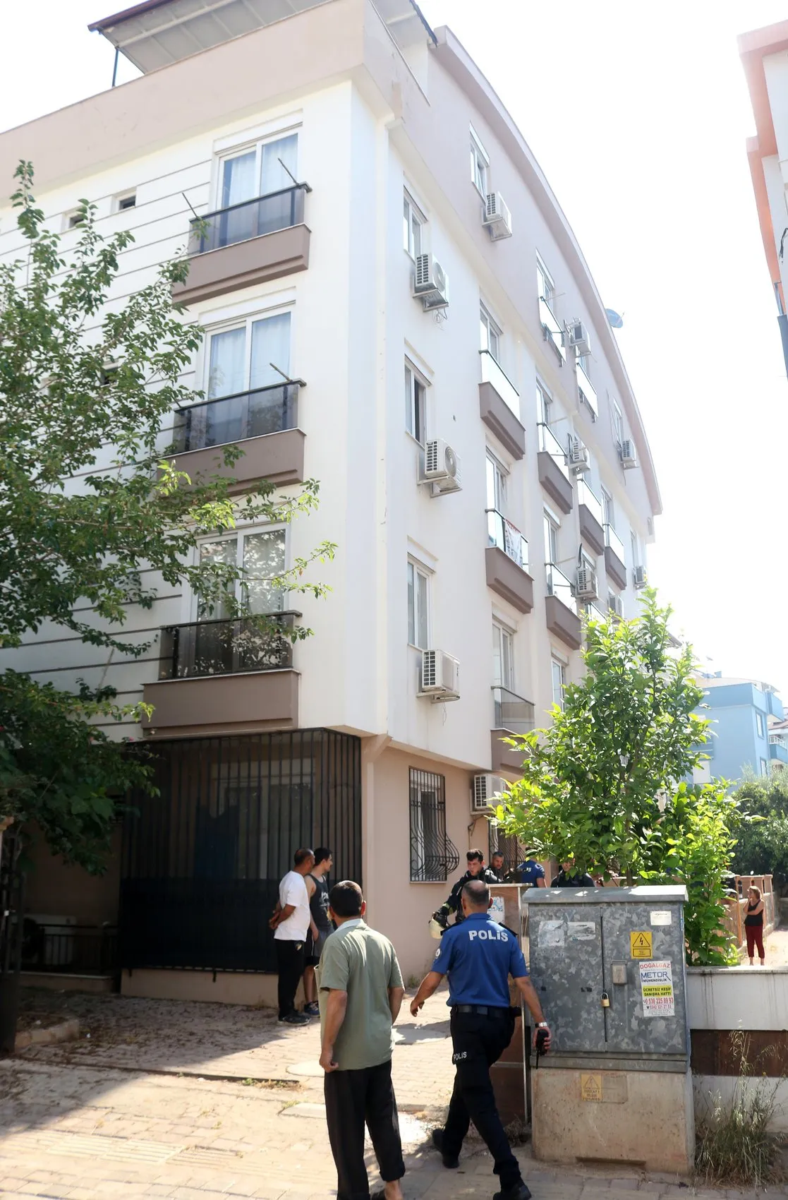 Antalya'da bir kadın evini ateşe verip kapıyı üzerine kilitledi