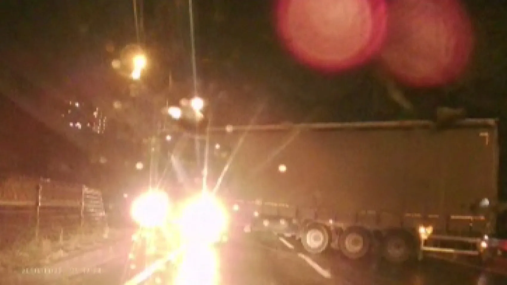 Gemlik yolunda TIR makasladı trafik kilitlendi