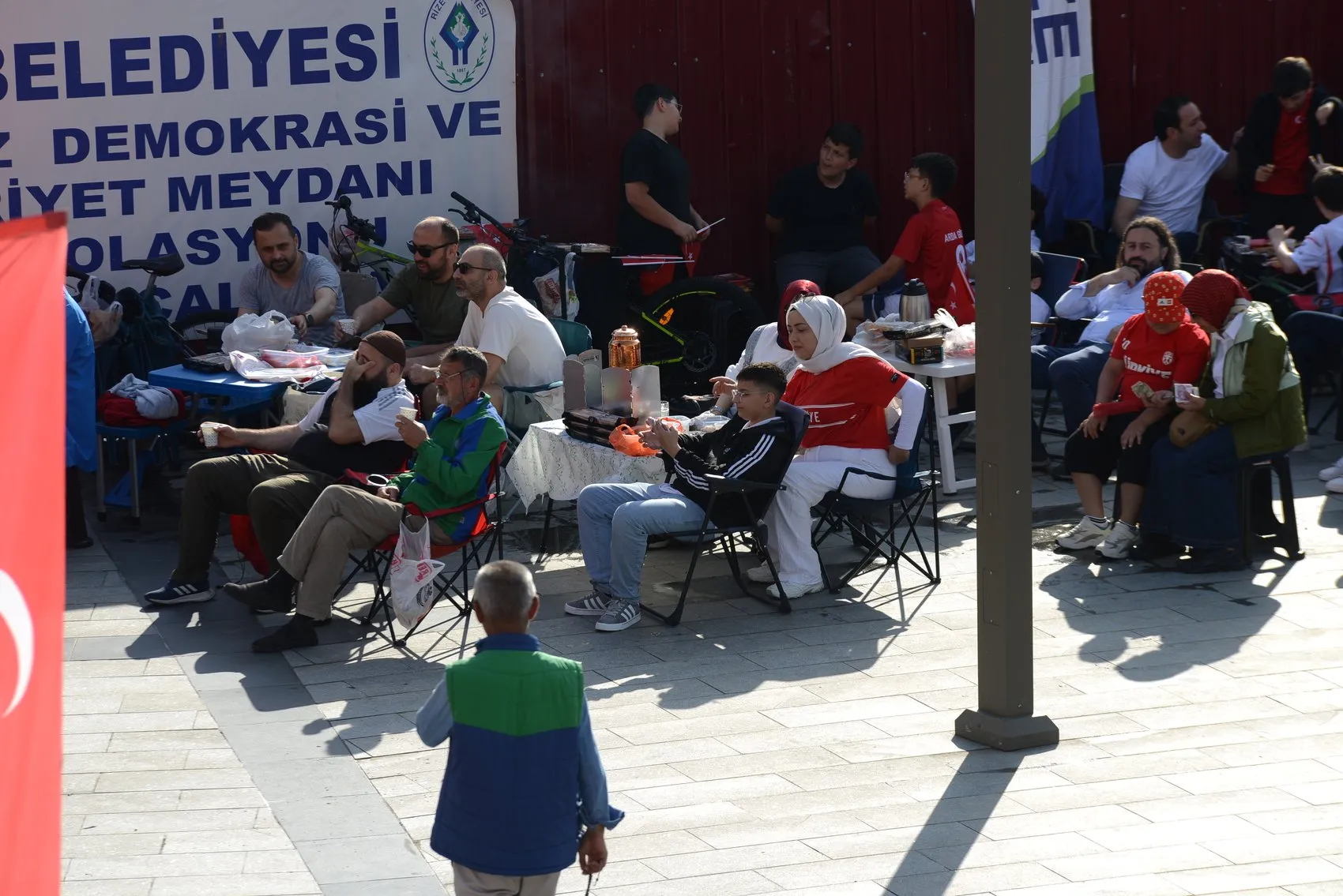 Rizeliler milli maç için meydanda buluştu