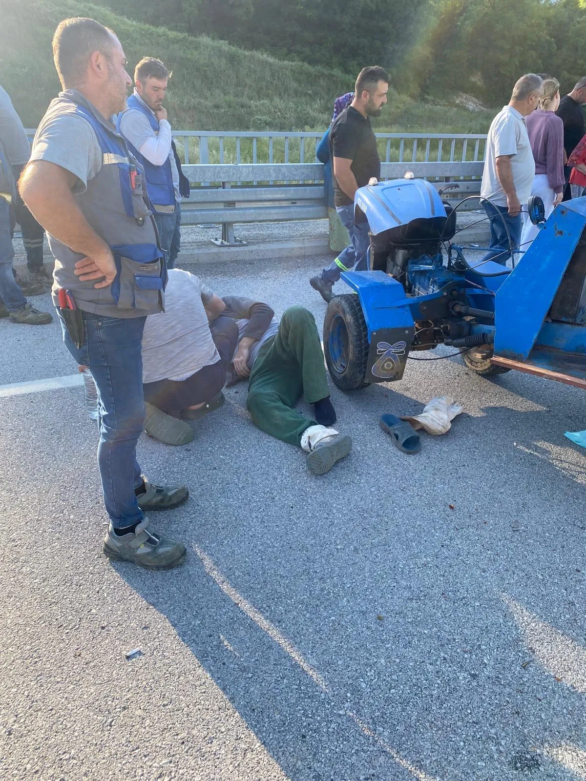 Bartın'da tarım aracı köprü korkuluklarına çarptı 3 yaralı