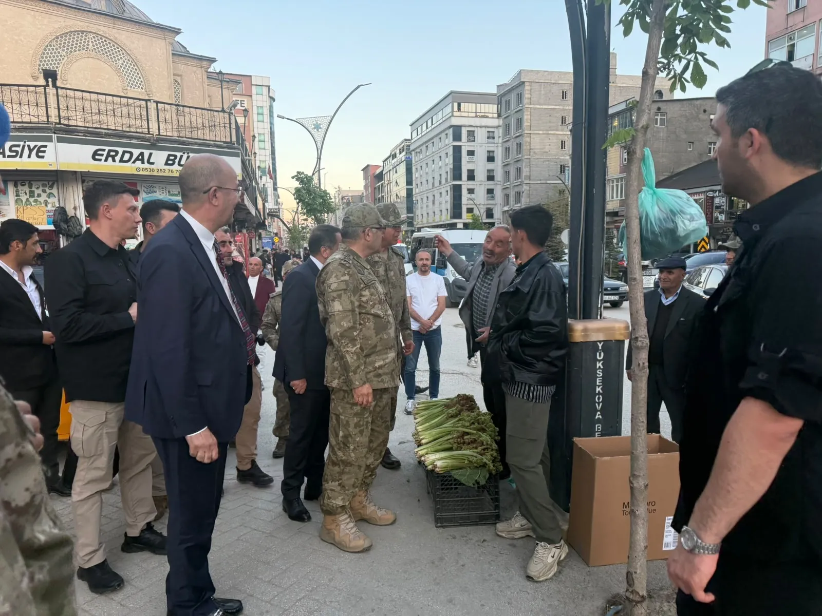 Kara Kuvvetleri Komutanı Yüksekova esnafıyla bir araya geldi