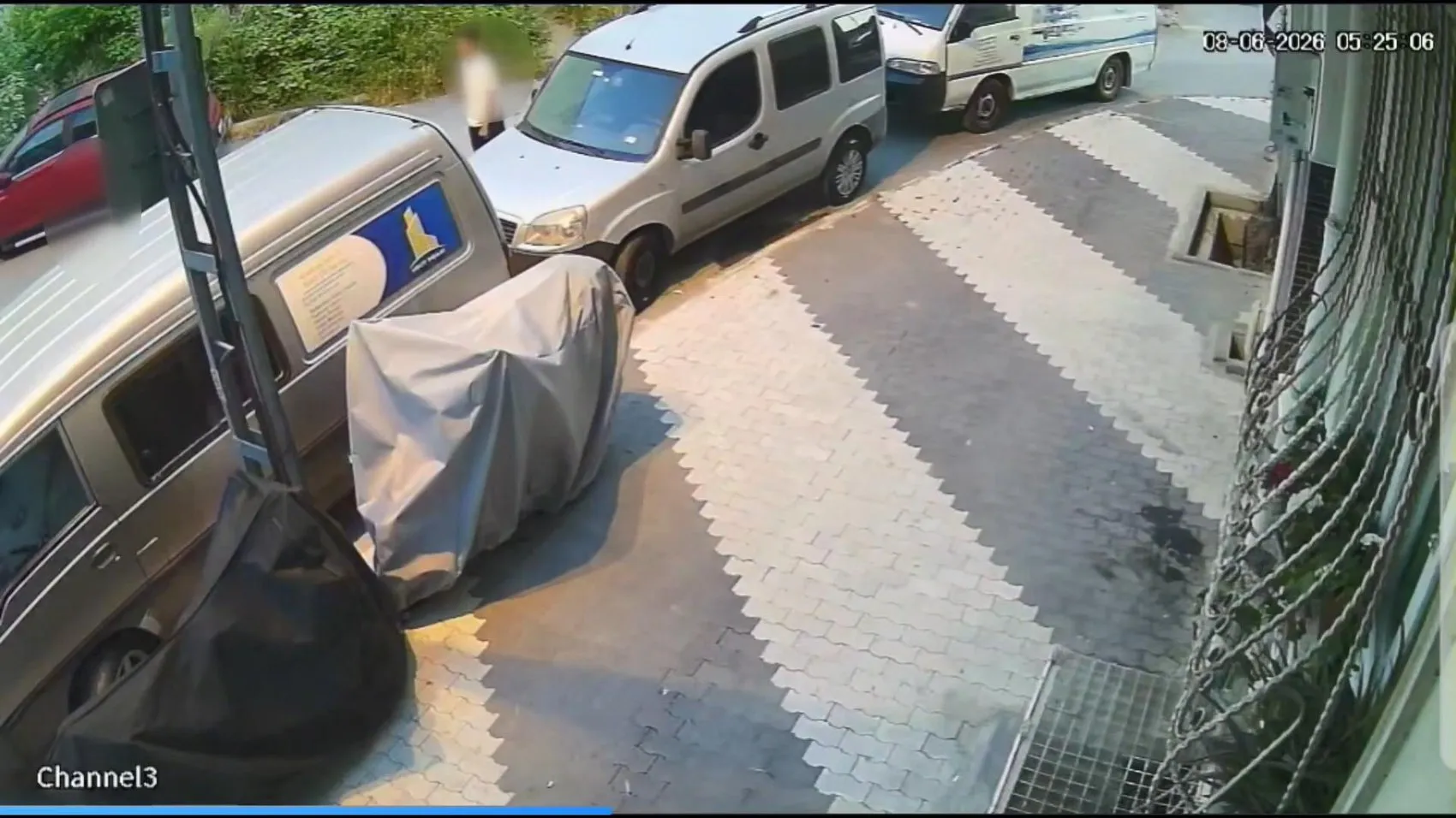 Arnavutköy’de park halindeki minibüs 90 saniyede çalındı