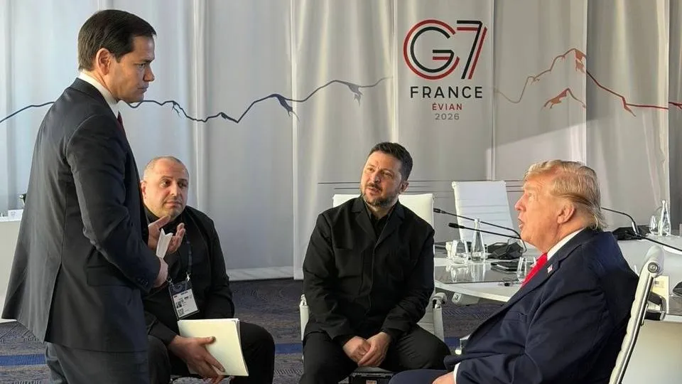 Zelenskiy G7 Zirvesi’nde Trump ve Macron ile masaya oturdu