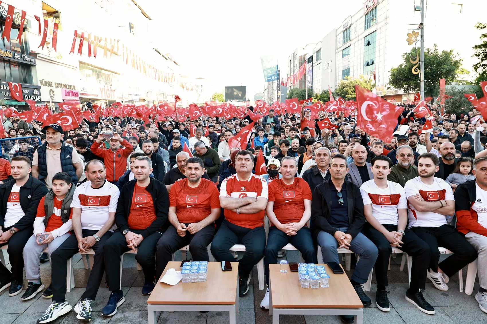Sultanbeyli halkı sabah namazı sonrası milli maç için meydanda buluştu
