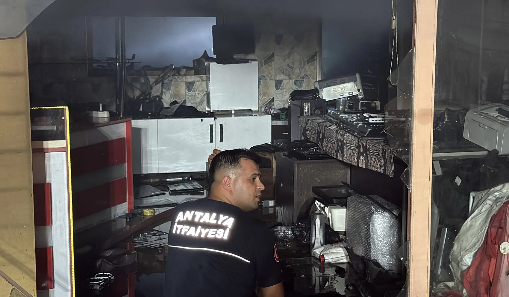 Antalya’da bilgisayar tamir dükkanı küle döndü