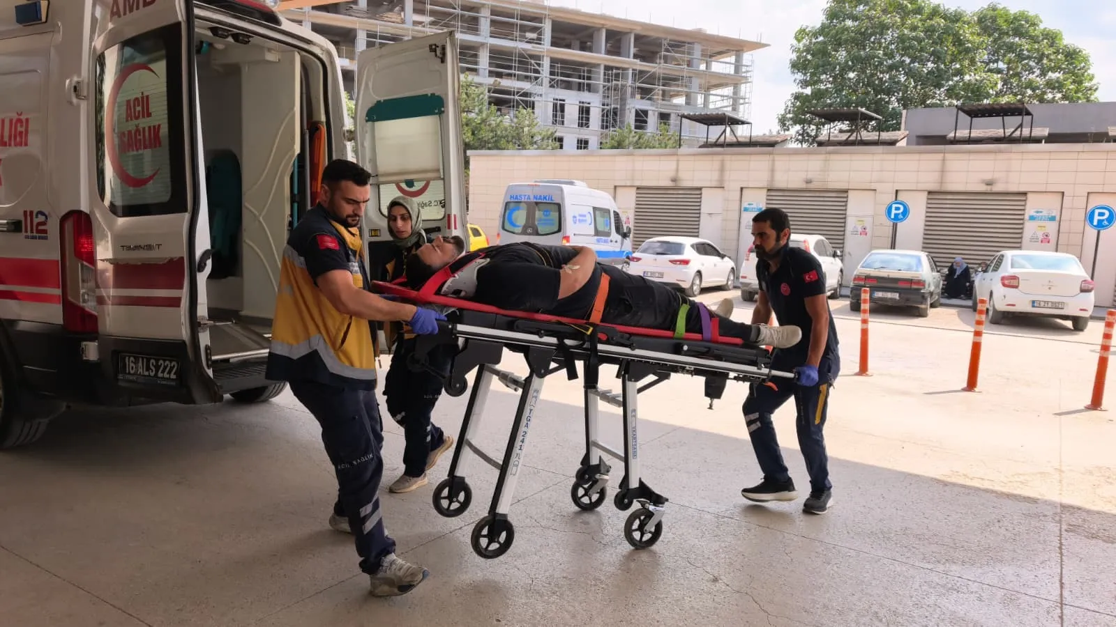 İnegöl'de kavşak kazası motosiklet sürücüsünü hastanelik etti