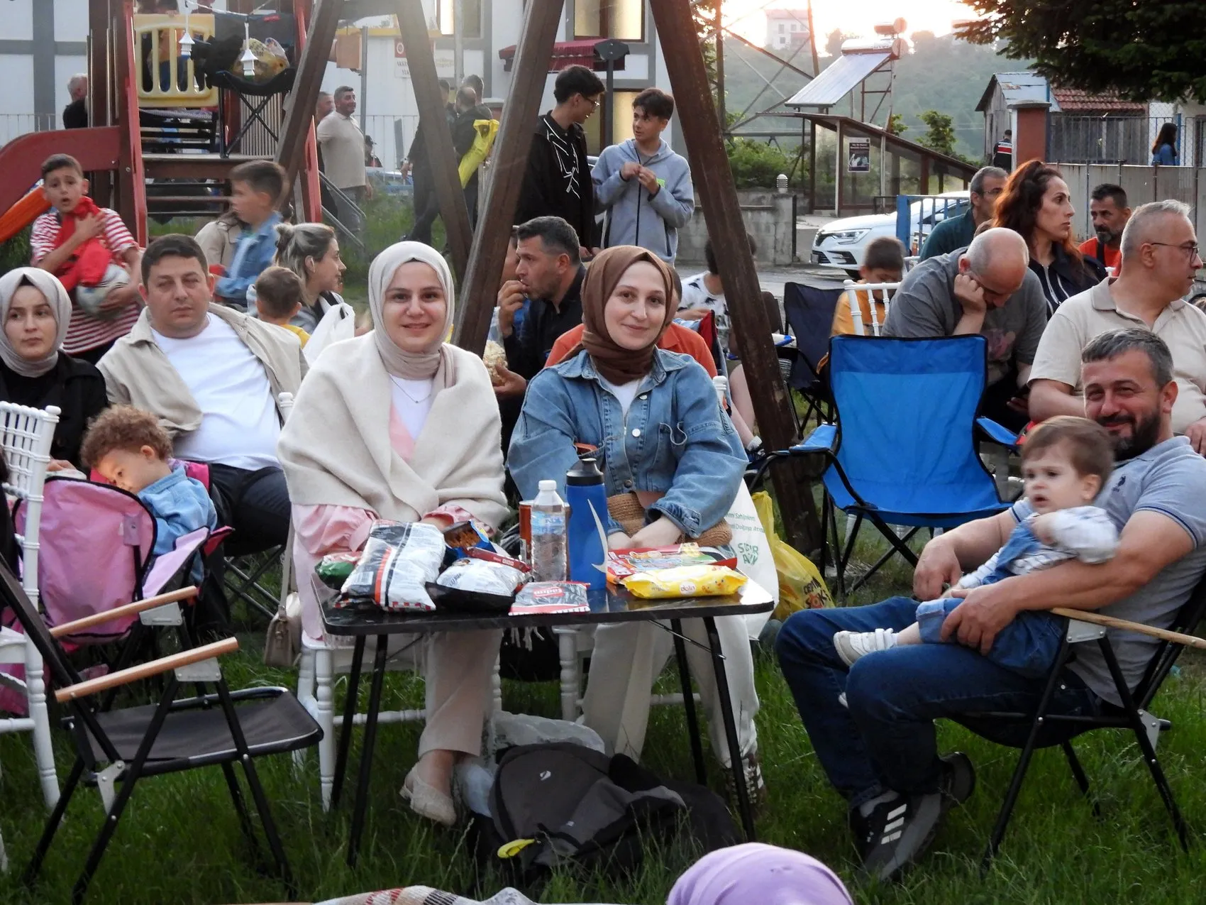 Trabzon'da okul bahçesi nostaljik sinema salonuna dönüştü