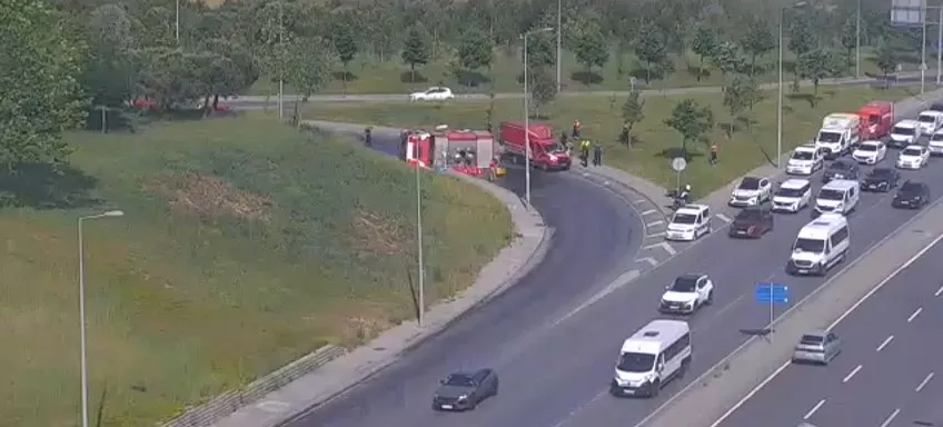 Bağcılar'da yol ortasında devrilen itfaiye aracı trafiği kilitledi