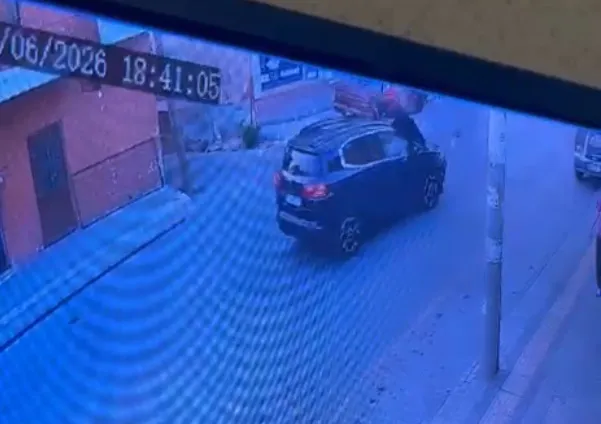 Mersin'de otomobil ile motosikletin çarpıştığı anlar kameraya yansıdı