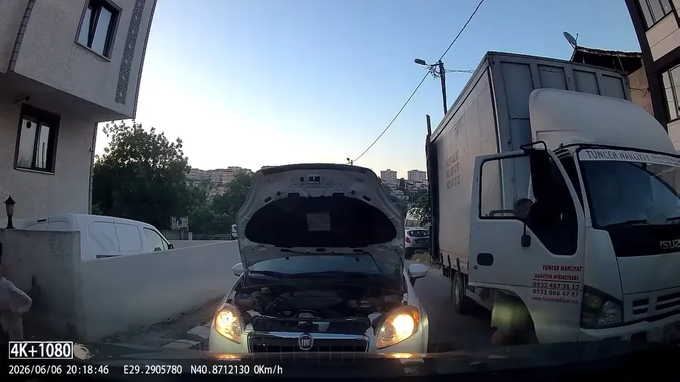 Pendik’te yol verme kavgası Aracım bozuldu diyerek trafiği kilitledi