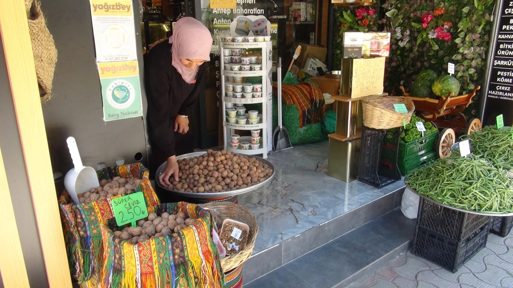 Giresun'da Sakar isimli kedi esnafın ceviz çuvalını devirdi