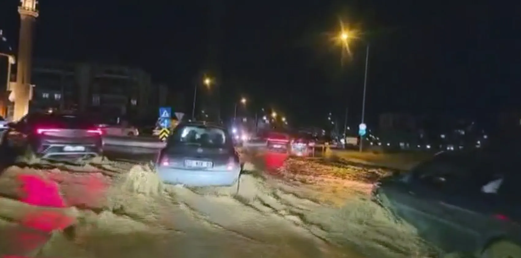 Konya’da aniden bastıran sağanak hayatı felç etti