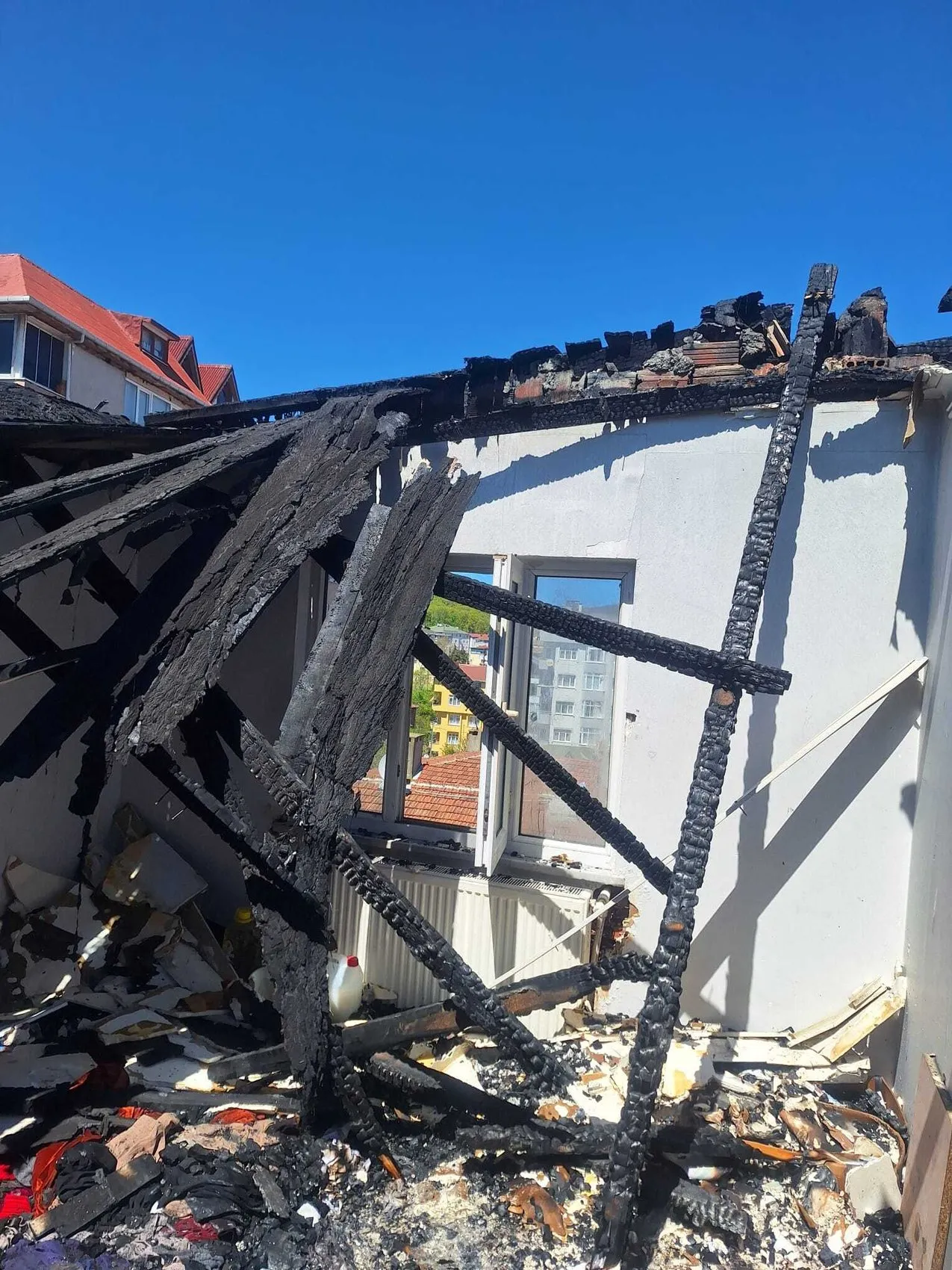 Sarıyer’de yangın mağduru apartman sakinleri iki aydır çatısız yaşıyor