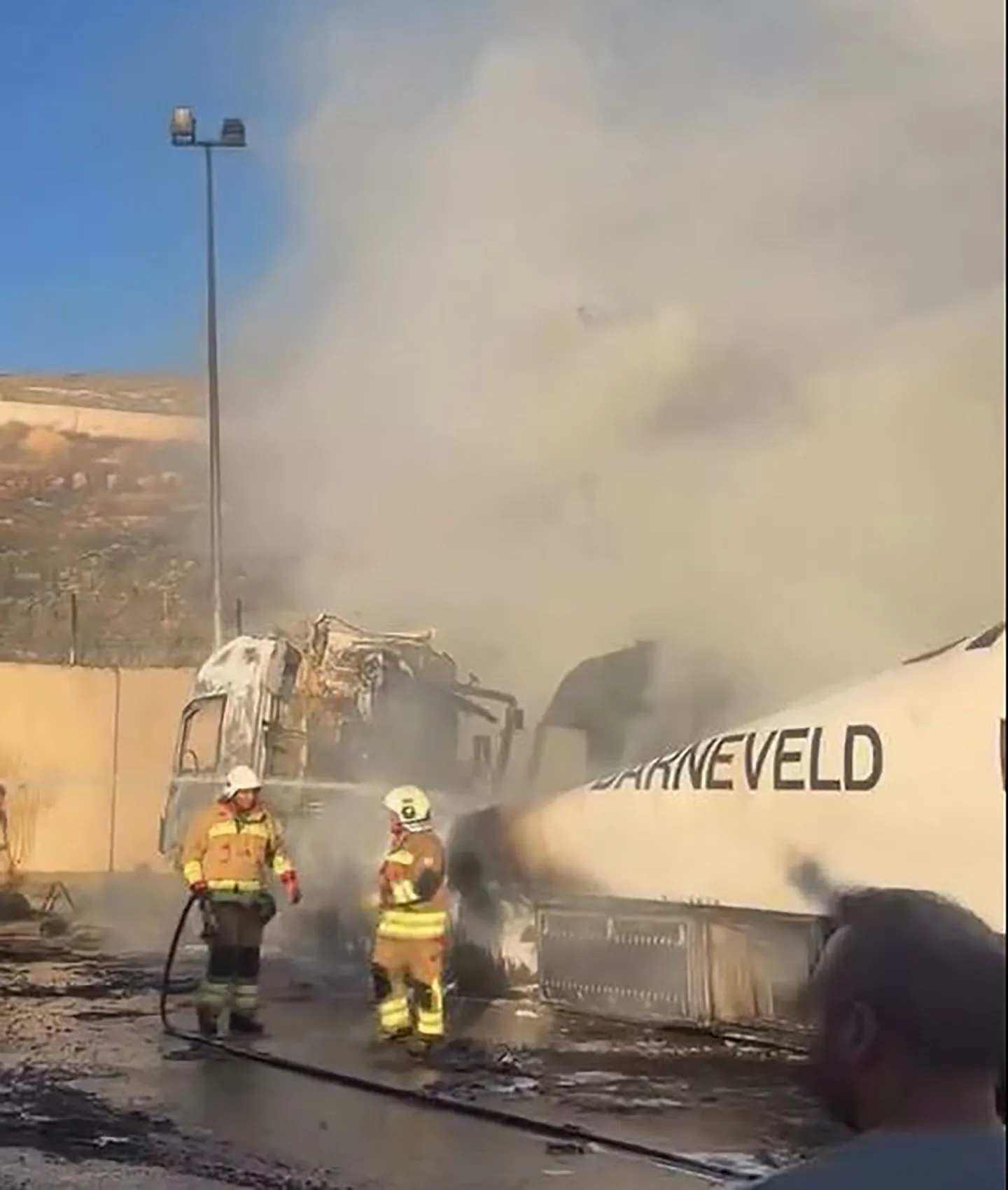 Reyhanlı sınırında iki TIR alevlere teslim oldu