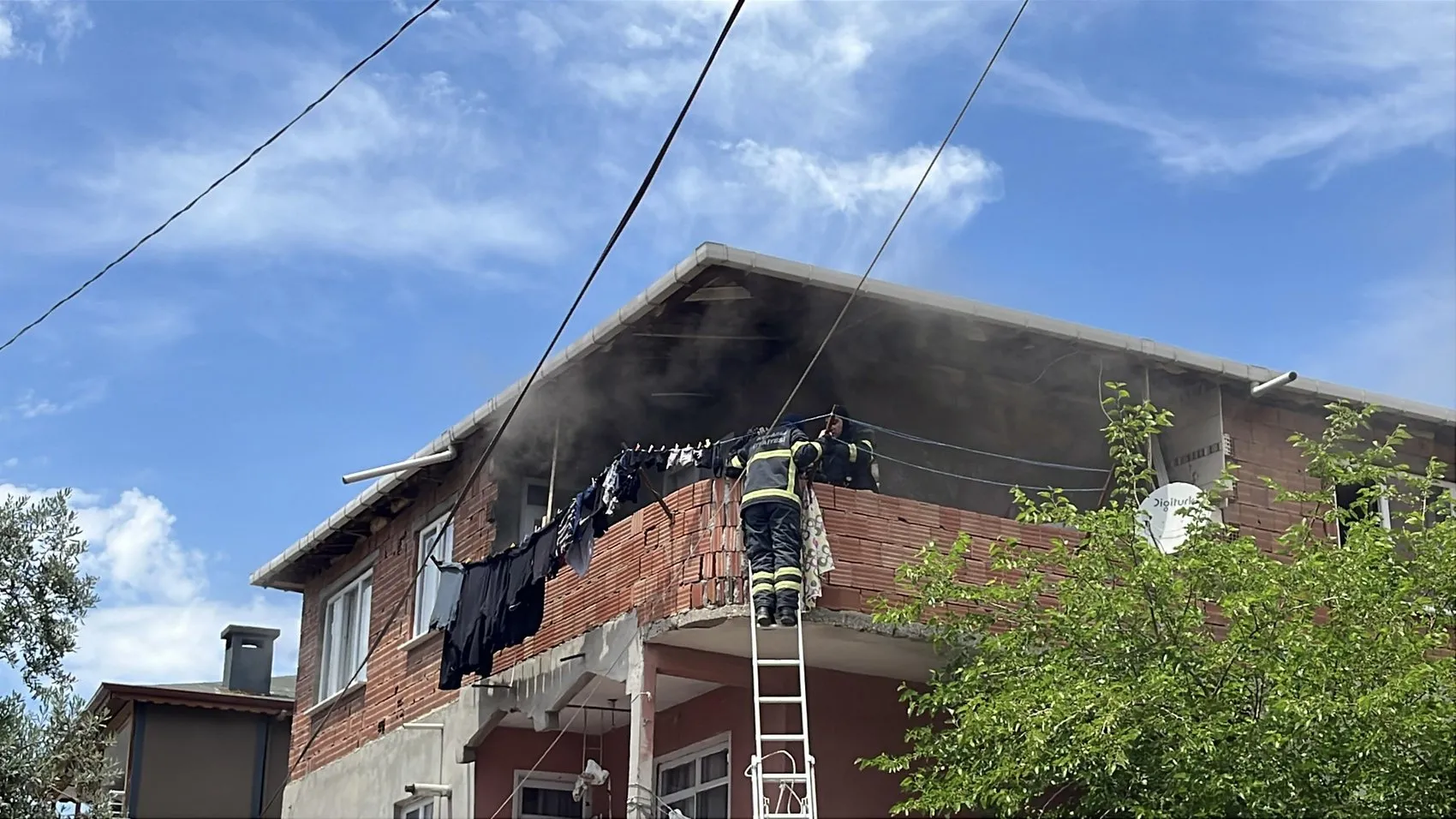 Darıca'da boş binadan yayılan dumanlar anne ve kızını balkona hapsetti