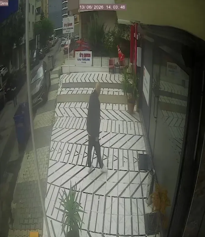 İBB yöneticisinin aracına takip cihazı yerleştirildiği anlar kamerada
