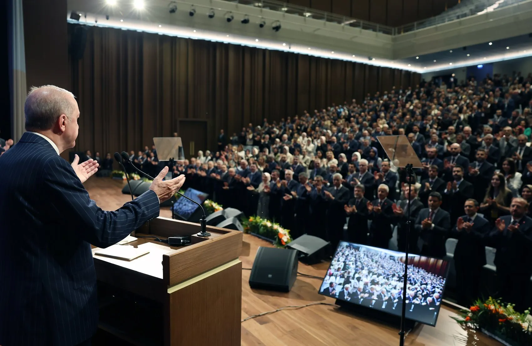 Erdoğan teşkilatına seslendi Gösteri değil hizmet makamındasınız