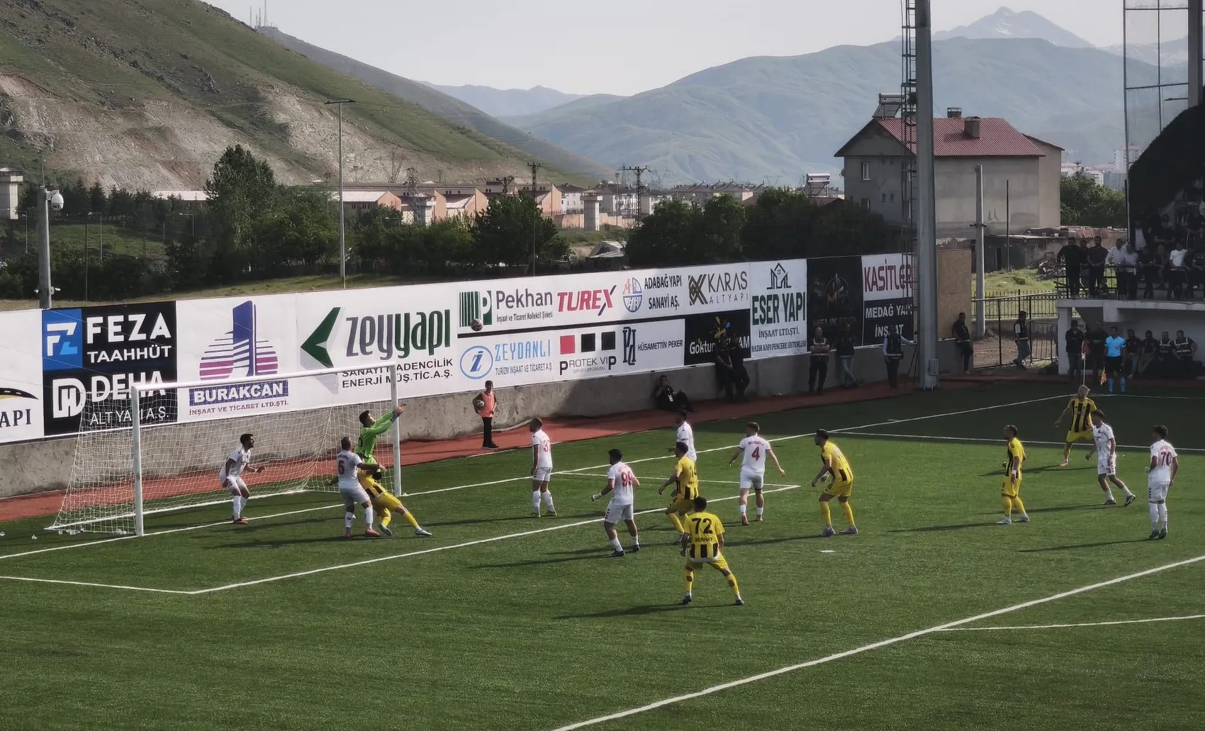 Bitlis Spor 1916 uzatmalarda gelen gollerle finale adını yazdı