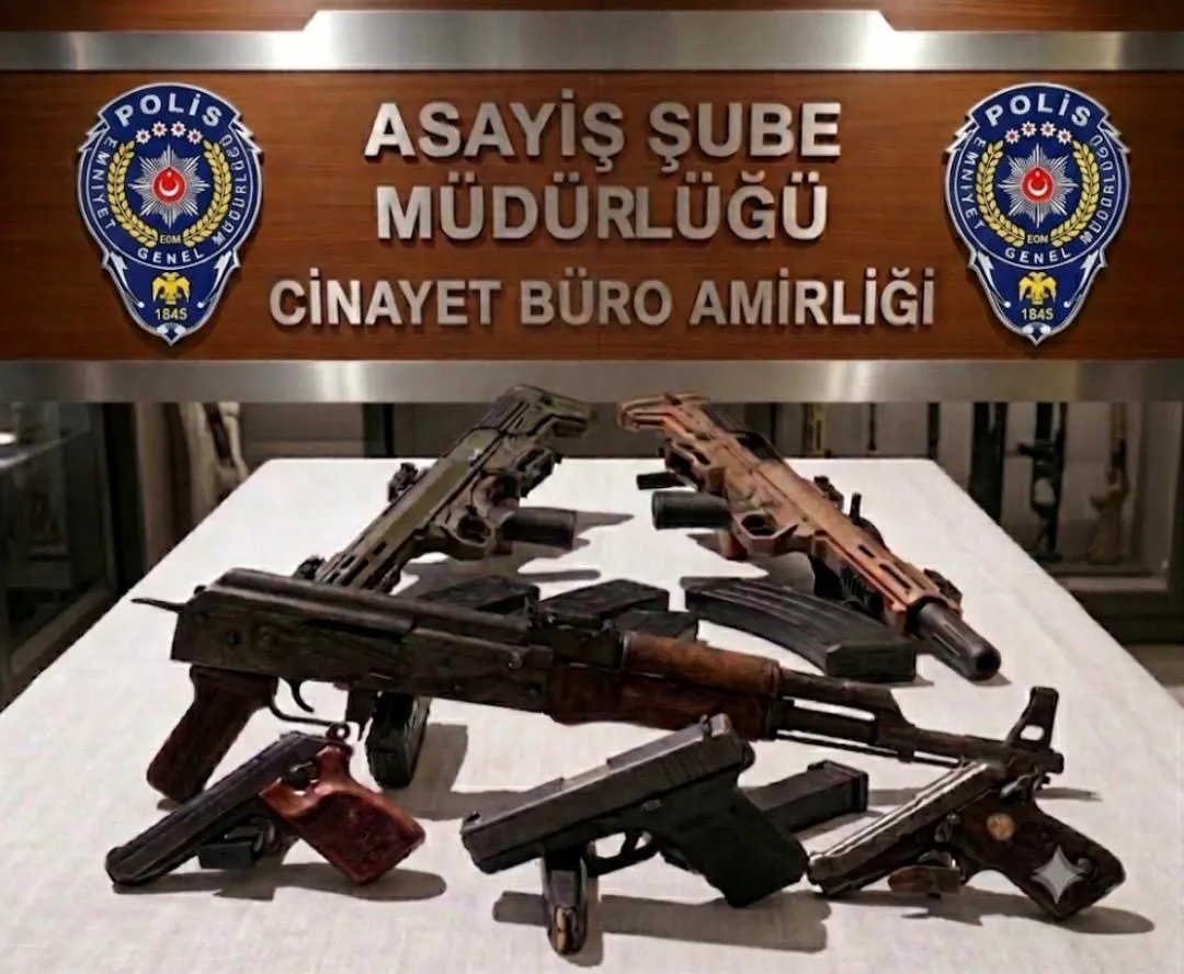 Osmaniye'de cezaevi önünde silahlı saldırı ve araç gaspı kamerada