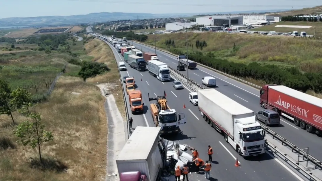 TEM Otoyolu'nda kamyonların karıştığı zincirleme kazada trafik kilitlendi