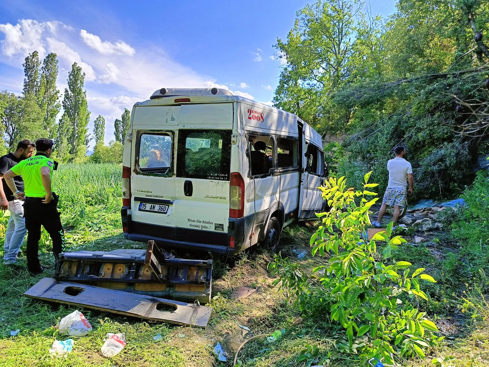 Burdur’da tarım işçilerini taşıyan minibüs uçuruma yuvarlandı