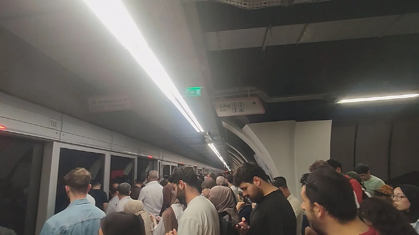 M7 metrosunda arıza ulaşımı kilitledi