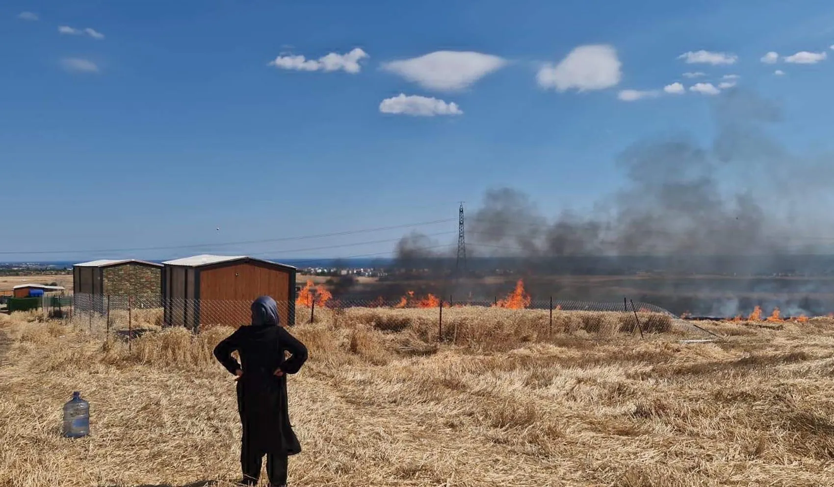 Tekirdağ’da tarla yangını Baraka ve karavanlar kül oldu