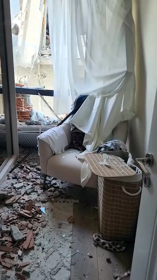 Avcılar'da kentsel dönüşüm yıkımı komşu binayı harabeye çevirdi