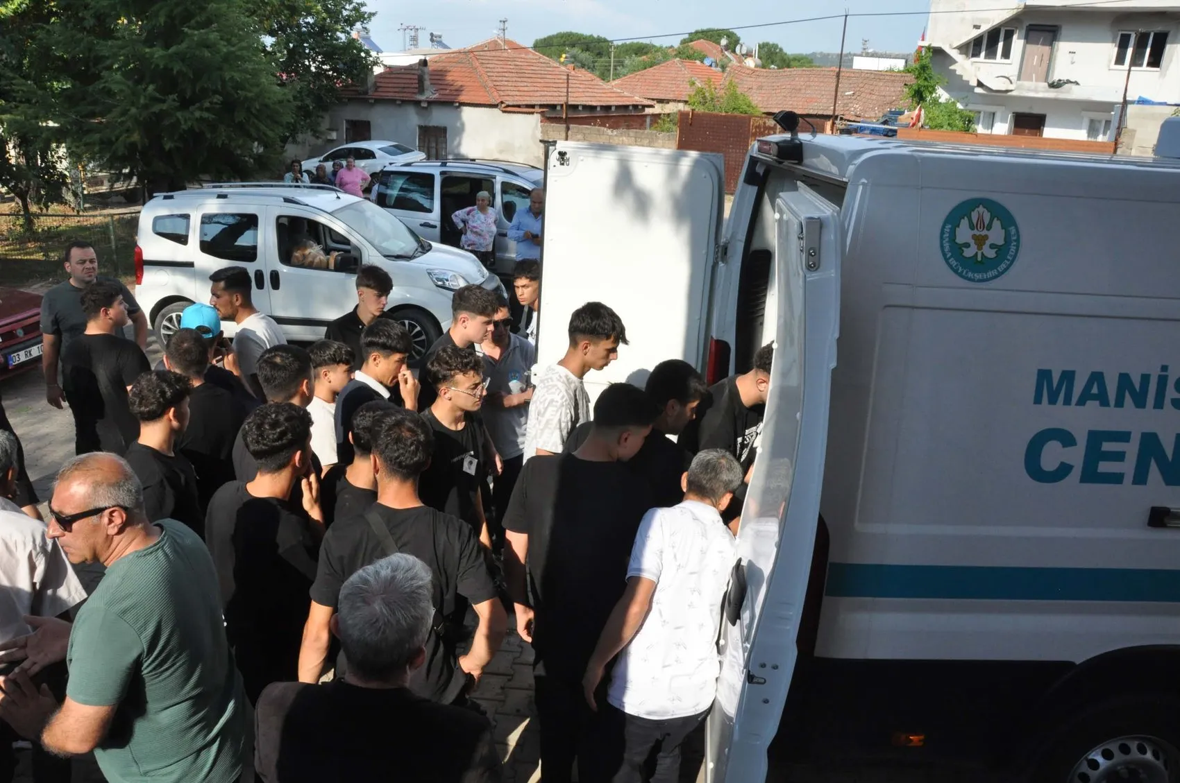 İzmir'deki bıçaklı kavgada hayatını kaybeden Erdem toprağa verildi