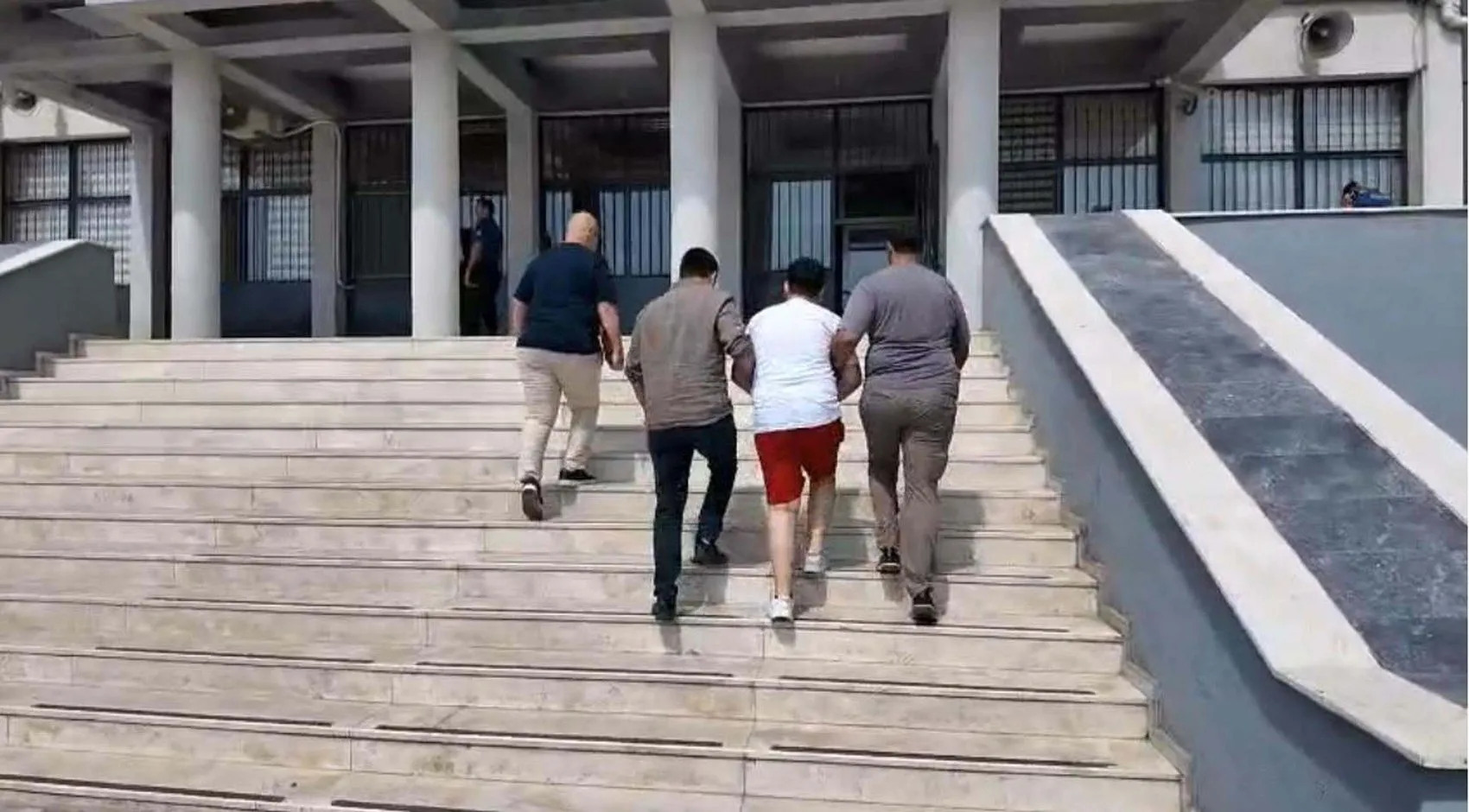 Aydın’da 164 hırsızlık suçundan aranan çocuk yakayı ele verdi