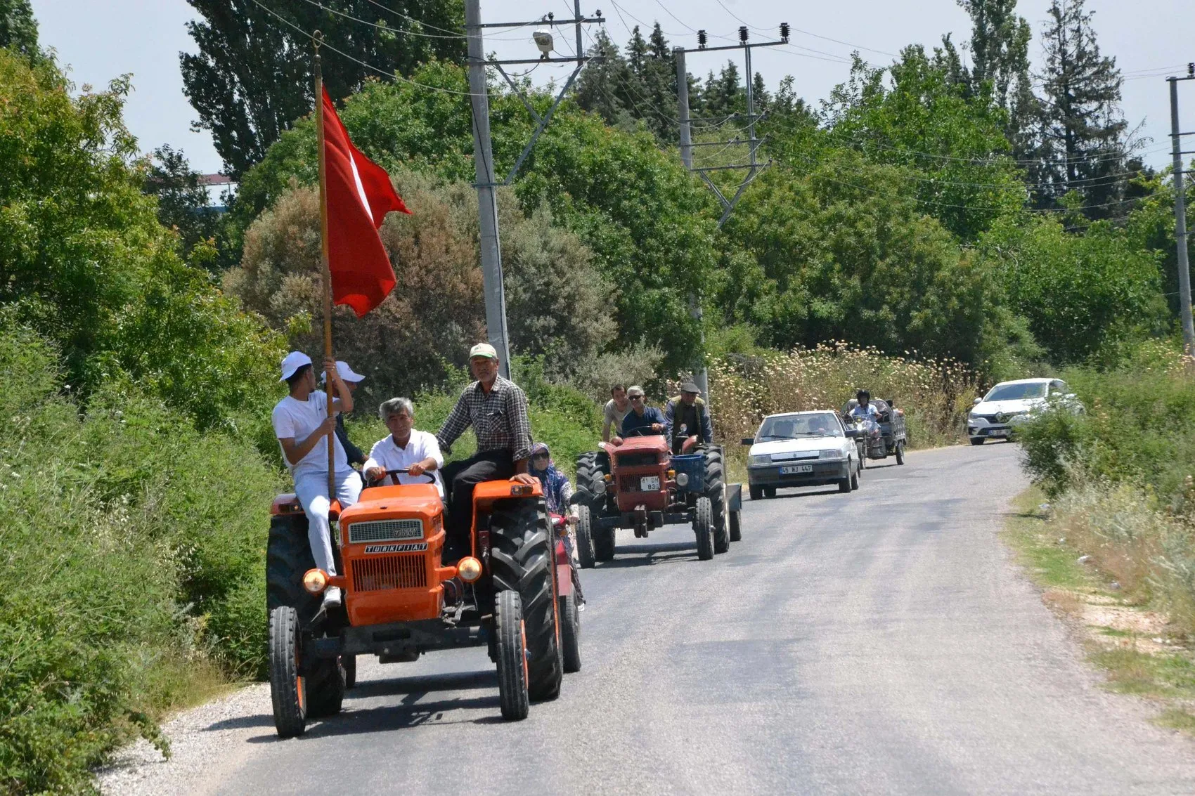 Manisalılar yeni mezarlık projesine traktörleriyle karşı çıktı