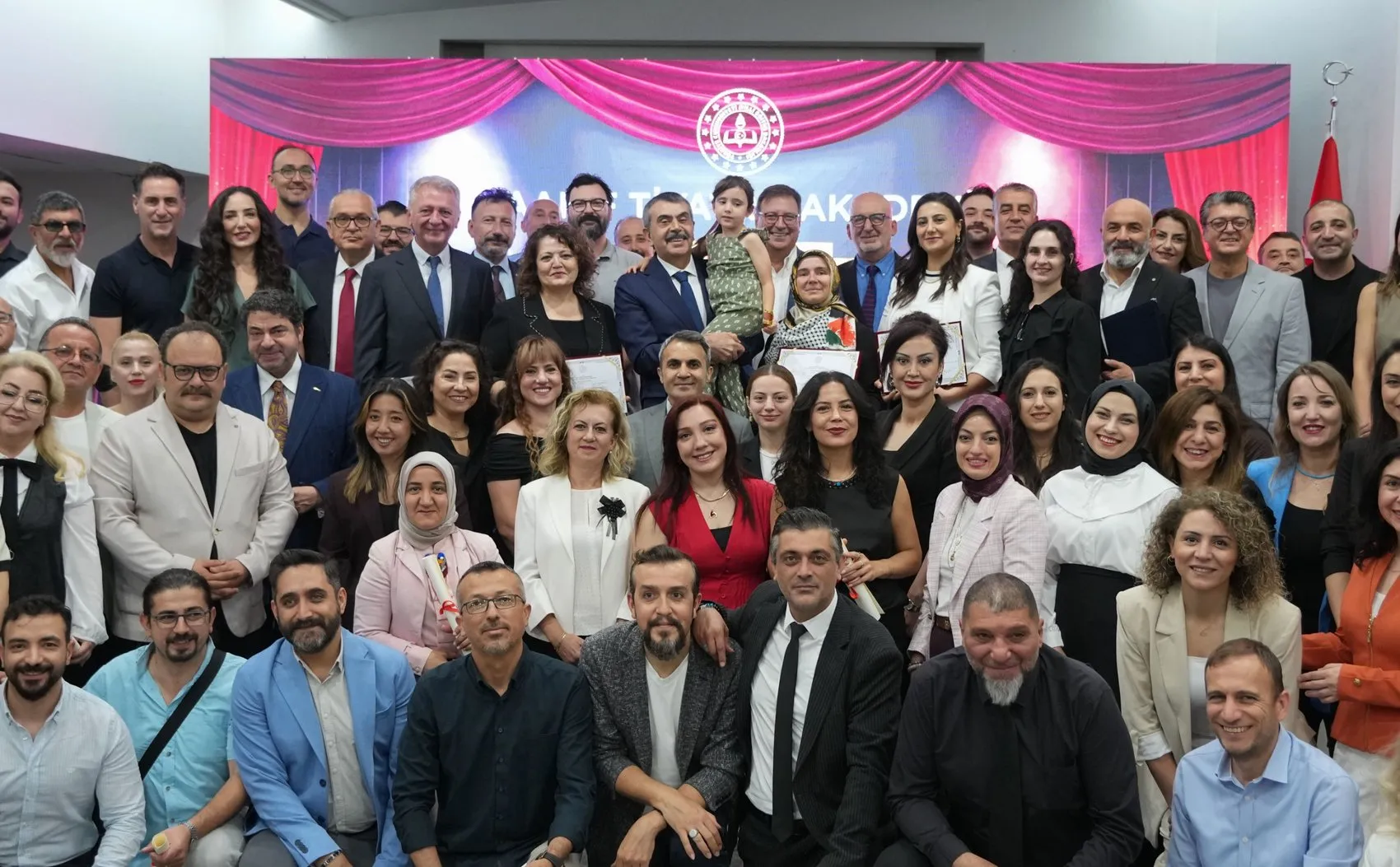 Öğretmenler tiyatro sahnesine adım attı
