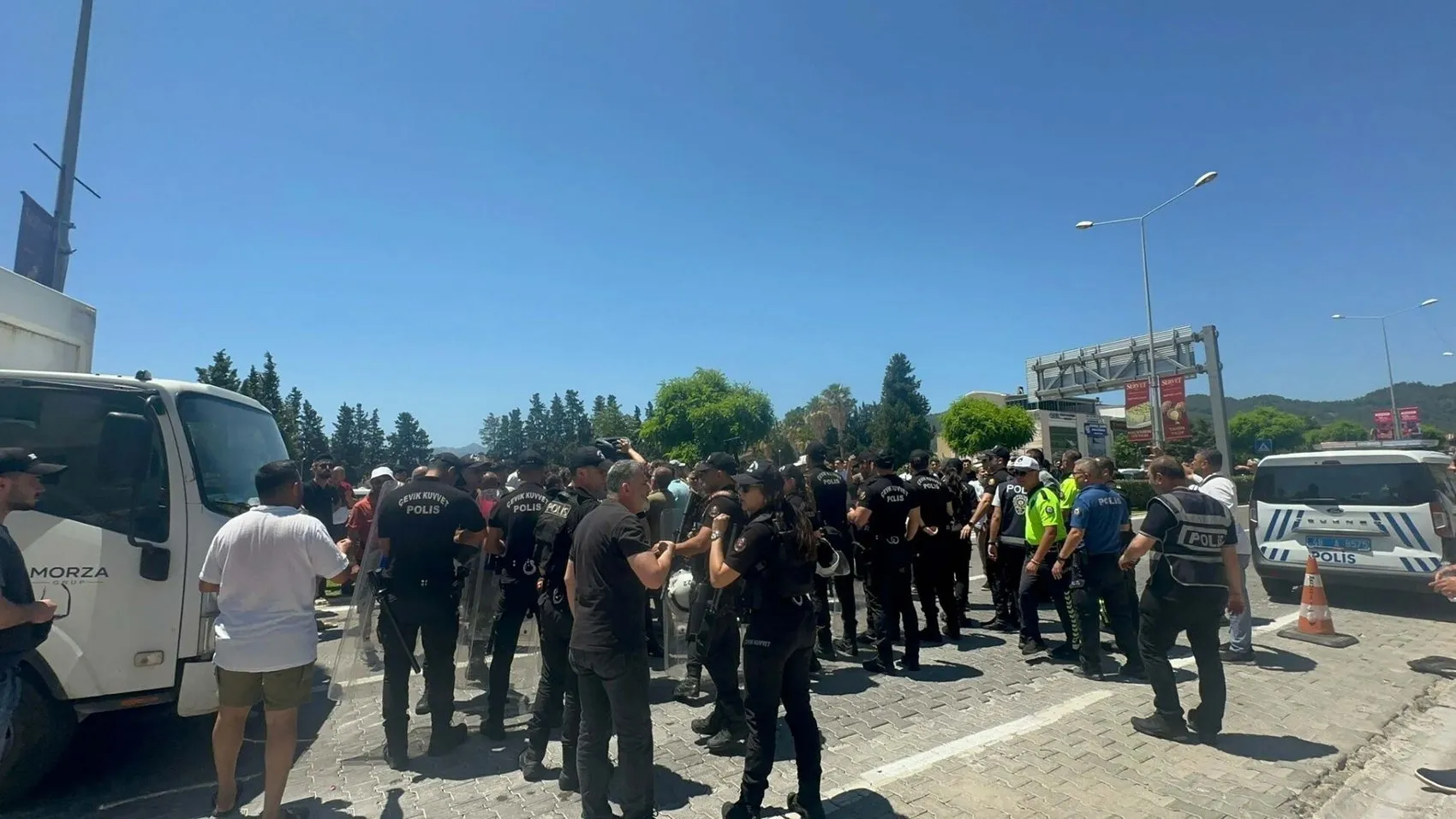 Marmaris esnafı düzenleme mağduriyeti için belediyeye yürüdü