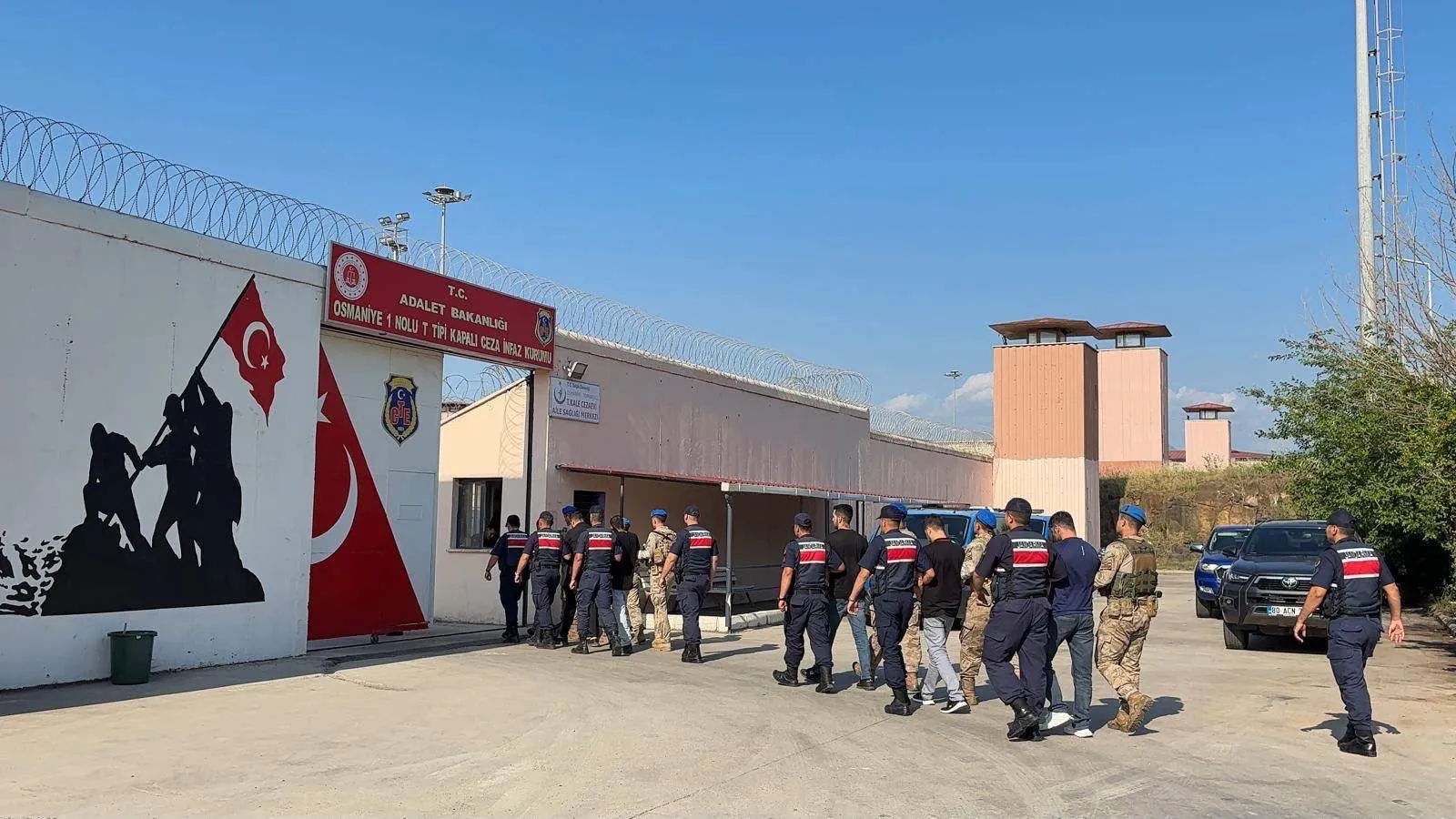 Osmaniye'de cezaevi önünde silahlı saldırı ve araç gaspı kamerada