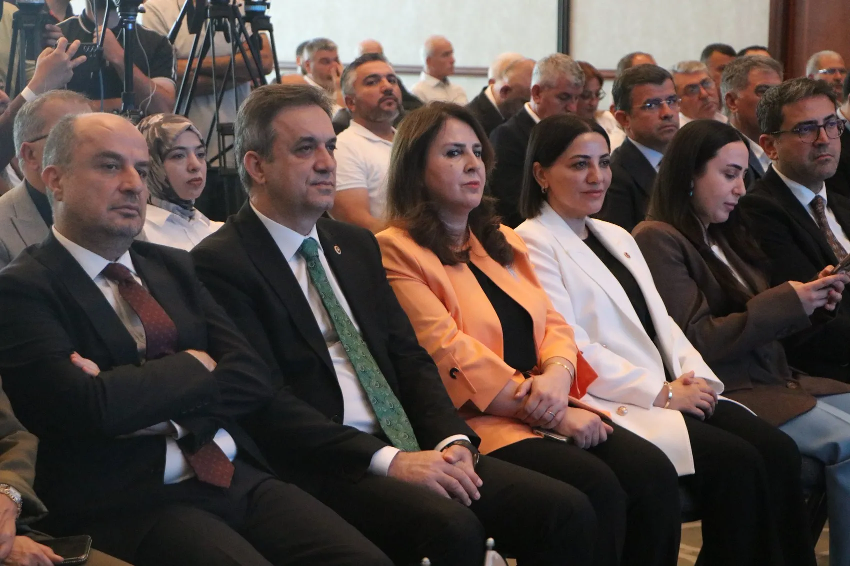 AK Parti'den yeni anayasa için referandum sinyali
