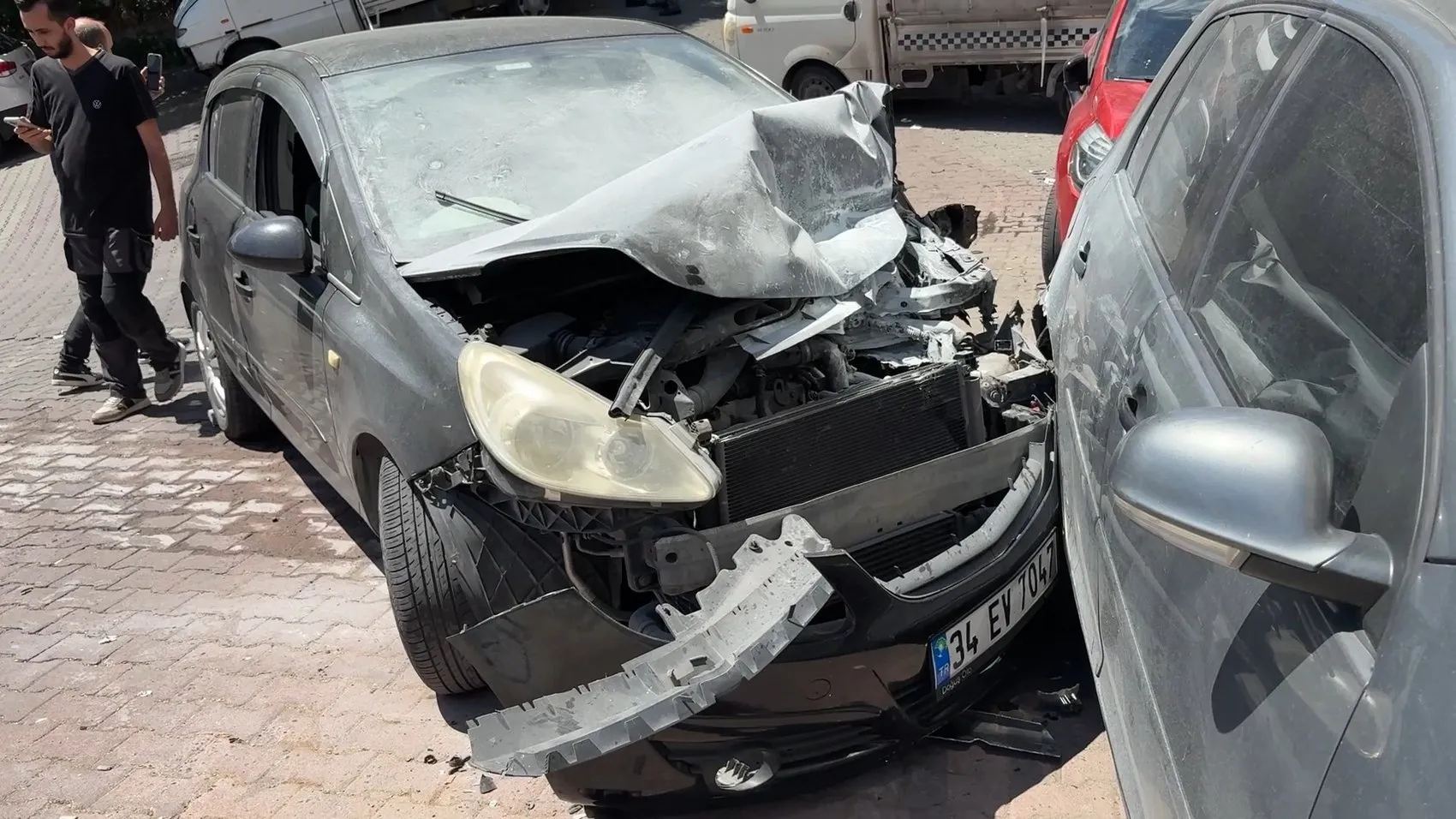 Kağıthane’de yokuştan kayan otomobil ortalığı birbirine kattı