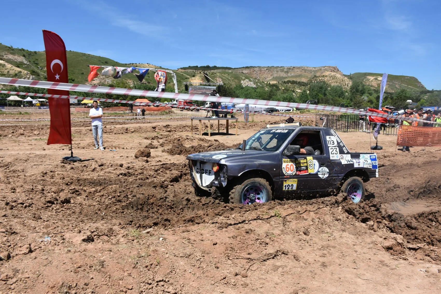 Sivas çamurlu parkurda off-road heyecanı nefes kesti