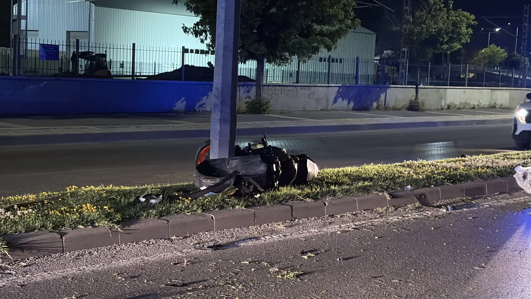 Sivas'ta motosiklet kazası sonrası iki otomobil çarptı