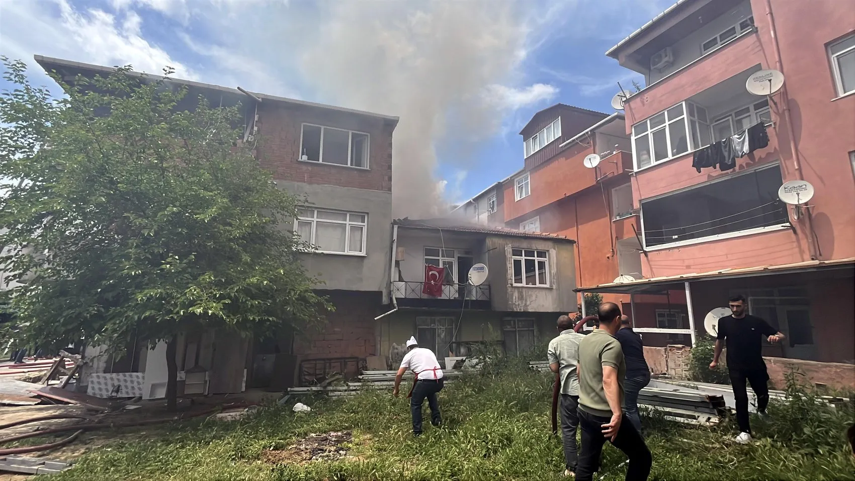 Darıca'da boş binadan yayılan dumanlar anne ve kızını balkona hapsetti