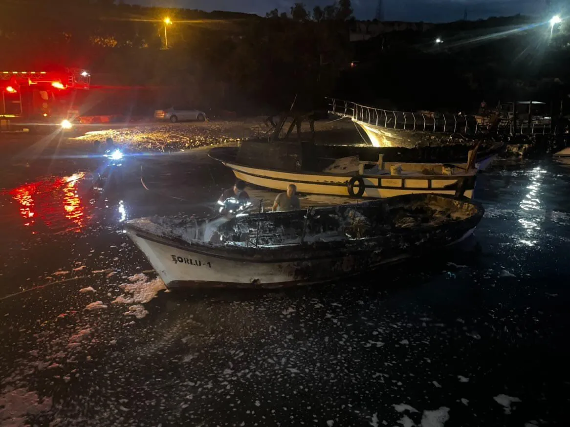 Silifke kıyılarında gece yarısı korkutan tekne yangını