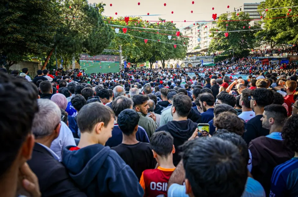 Bursa sokakları A Milli Takım için kırmızı beyaza büründü