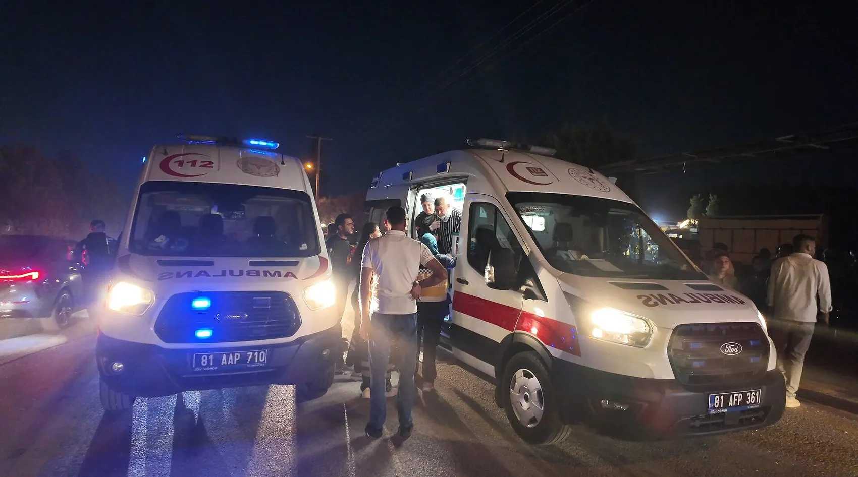 Düzce'de kaza yerinde kurtarma çalışması sürerken düğün eğlencesi kesilmedi